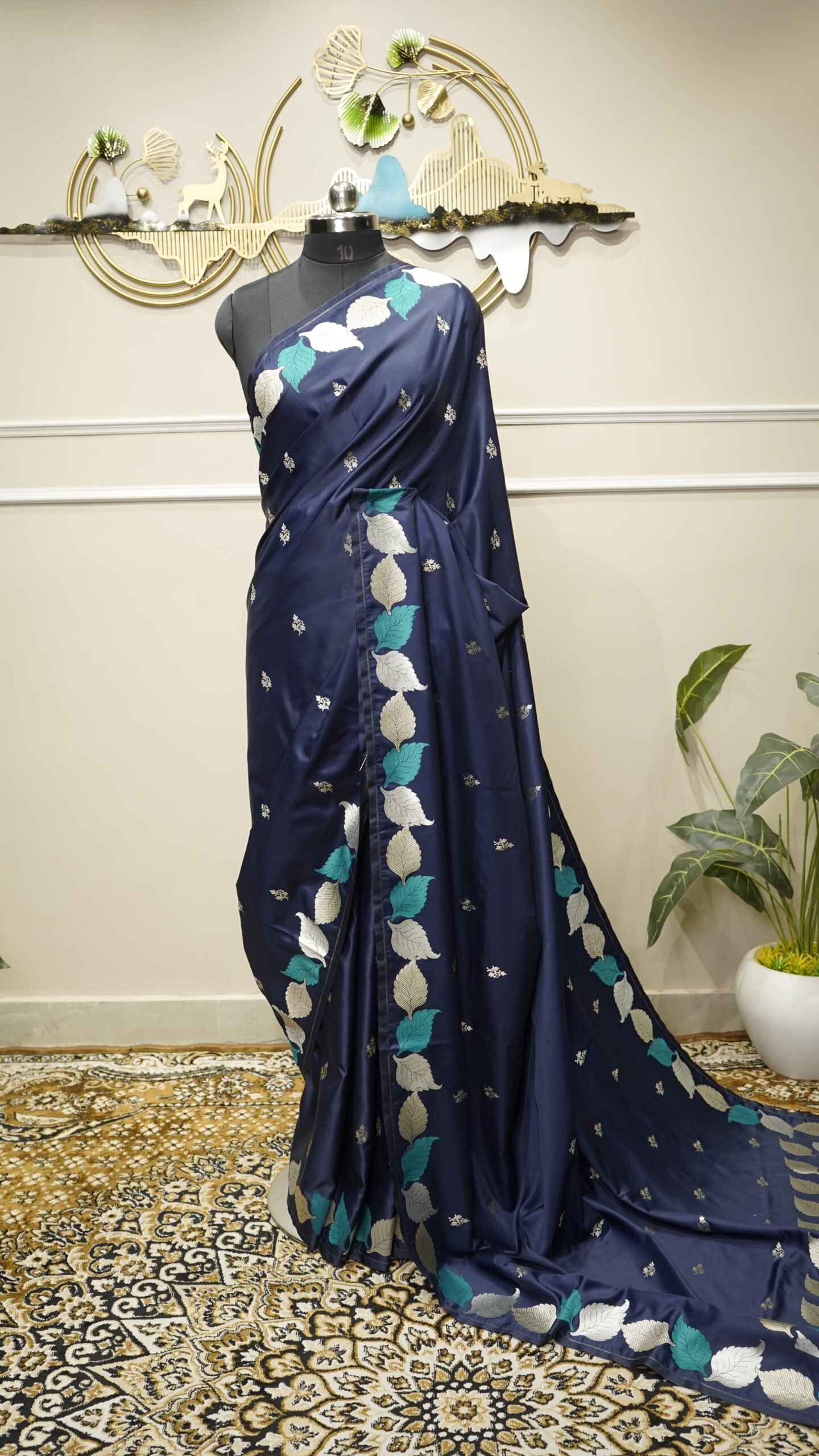 Midnight Blue Banarasi Silk Saree with Leaf Border - Image 4