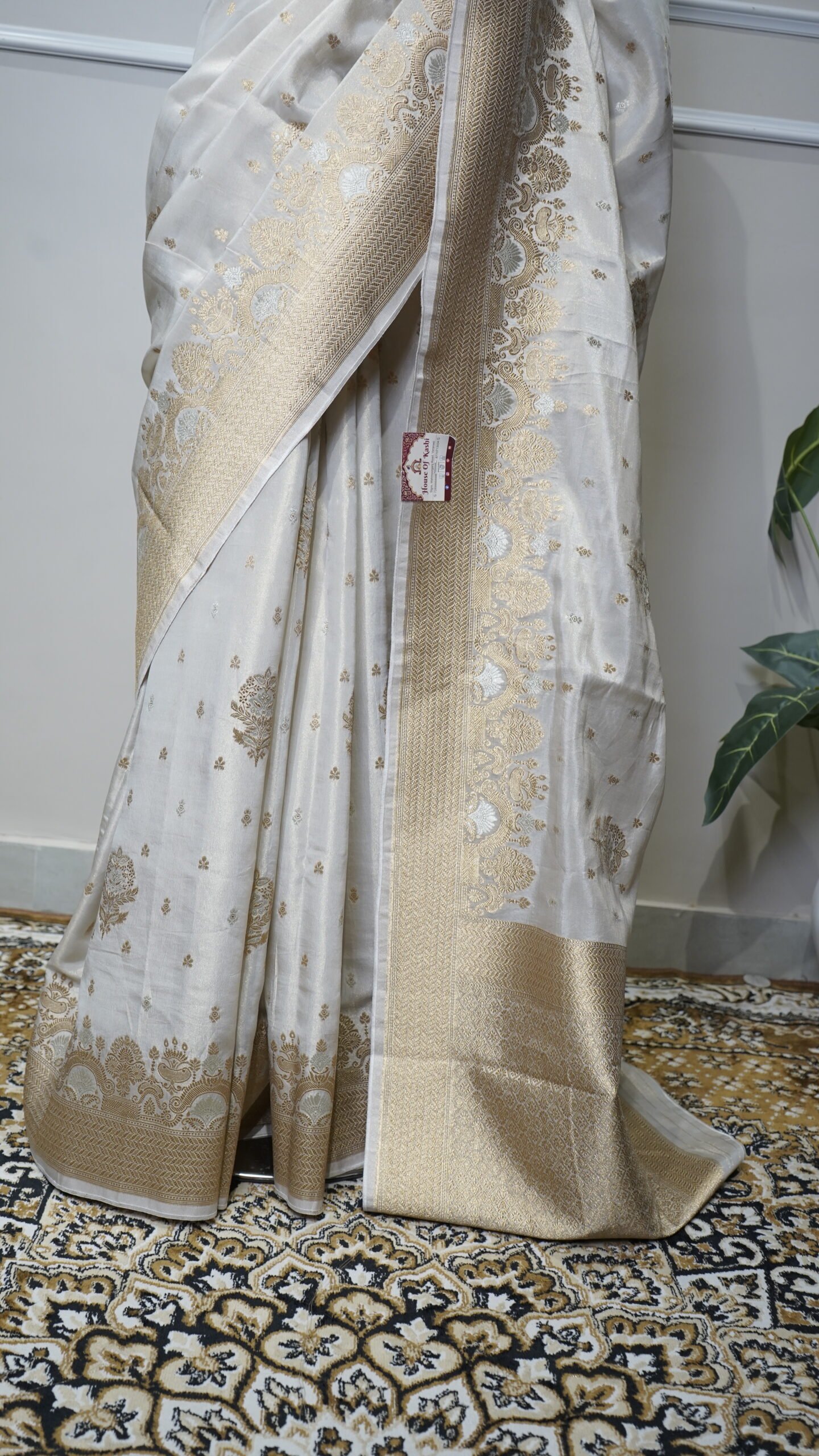 Ivory White Pure Banarasi Silk Saree with Gold Zari Weaving - Image 4