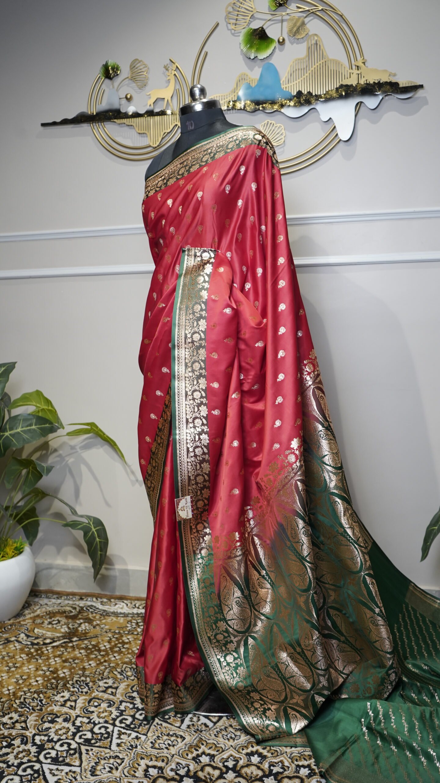 Coral Pink & Emerald Green Banarasi Saree - Image 4