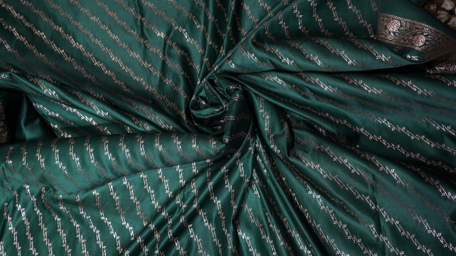 Coral Pink & Emerald Green Banarasi Saree - Image 5
