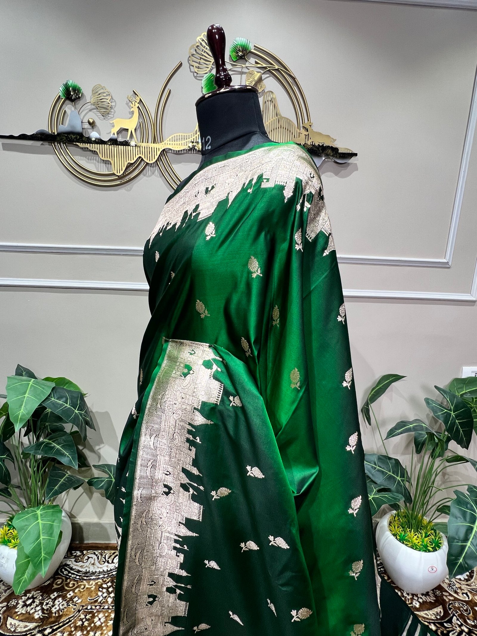 Pure Mushroo Silk Emerald Green Handwoven Saree with Silver Zari Skyline Border - Image 5