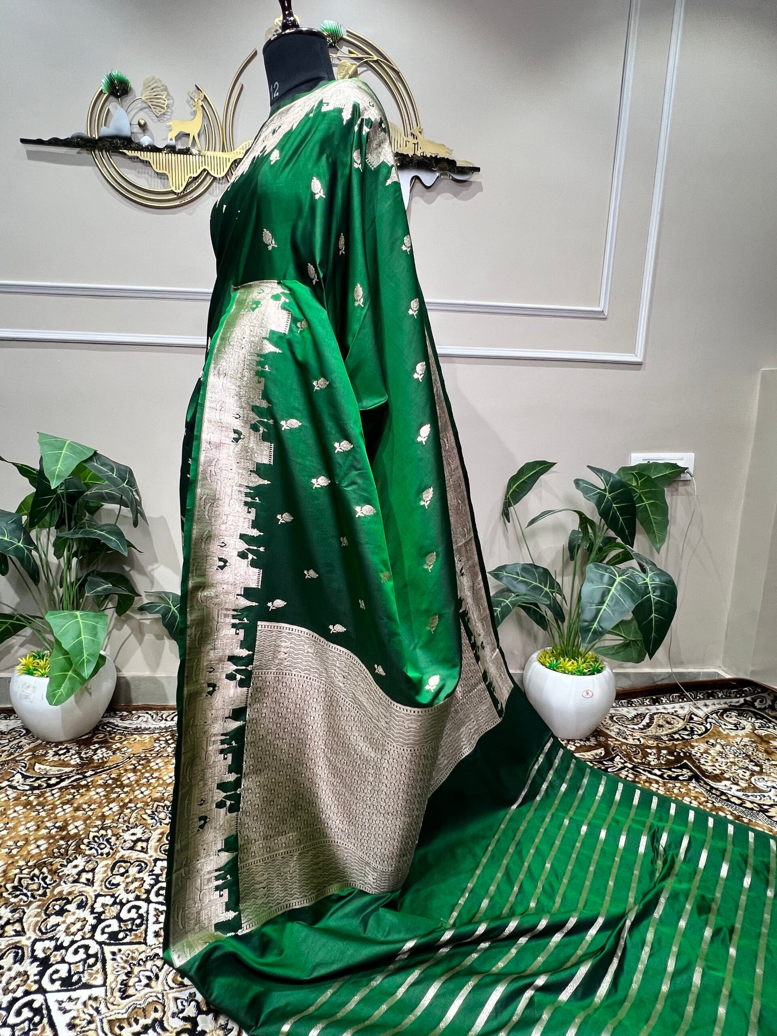 Pure Mushroo Silk Emerald Green Handwoven Saree with Silver Zari Skyline Border - Image 4