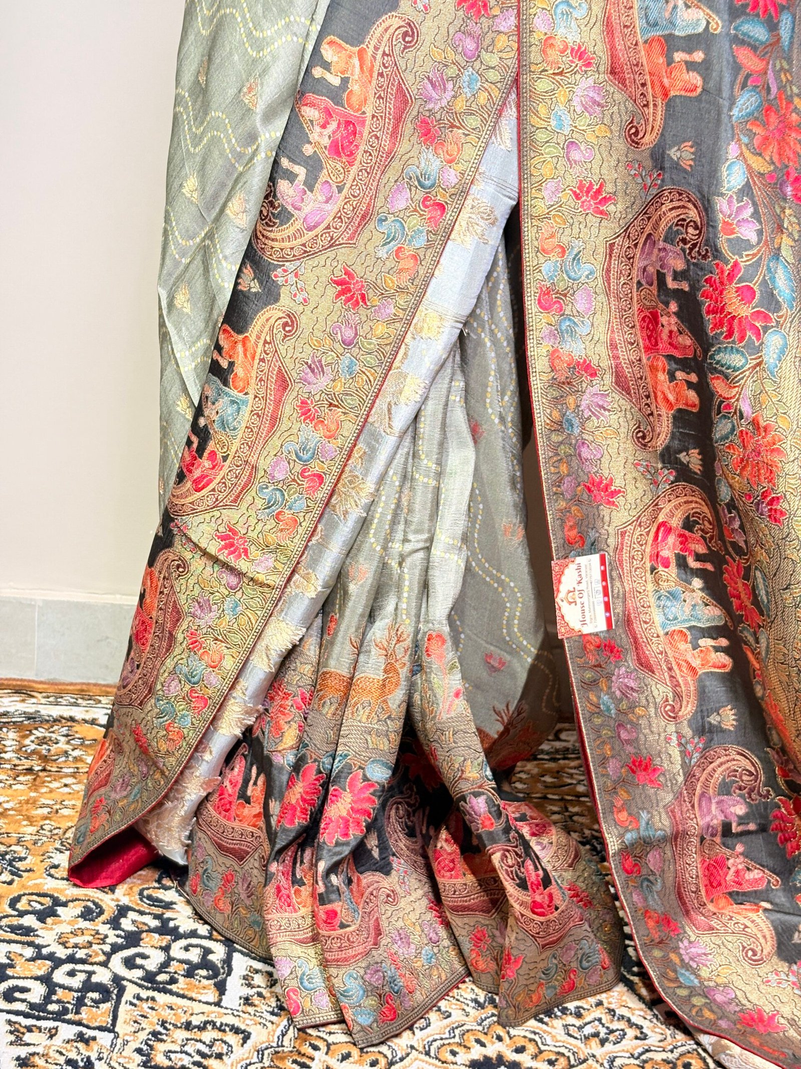 Premium Grey Pashmina Silk Saree with Floral & Paisley Woven Design - Image 4