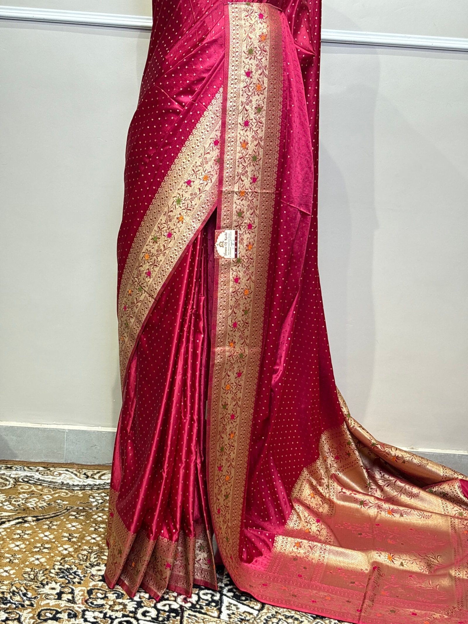 Magenta Mushroo Satin Saree with Golden Zari & Meenakari Floral Woven Border - Image 6