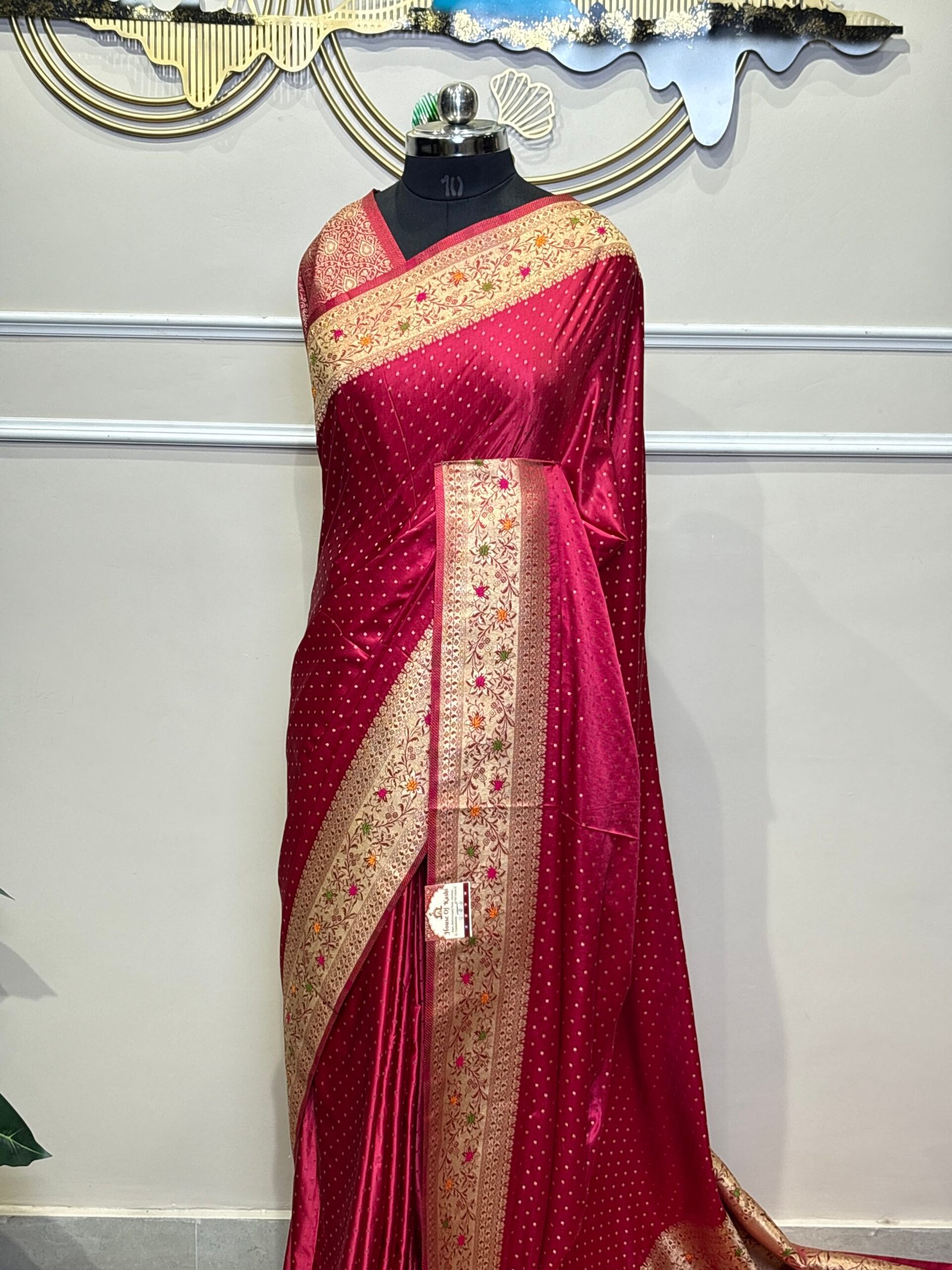 Magenta Mushroo Satin Saree with Golden Zari & Meenakari Floral Woven Border - Image 7