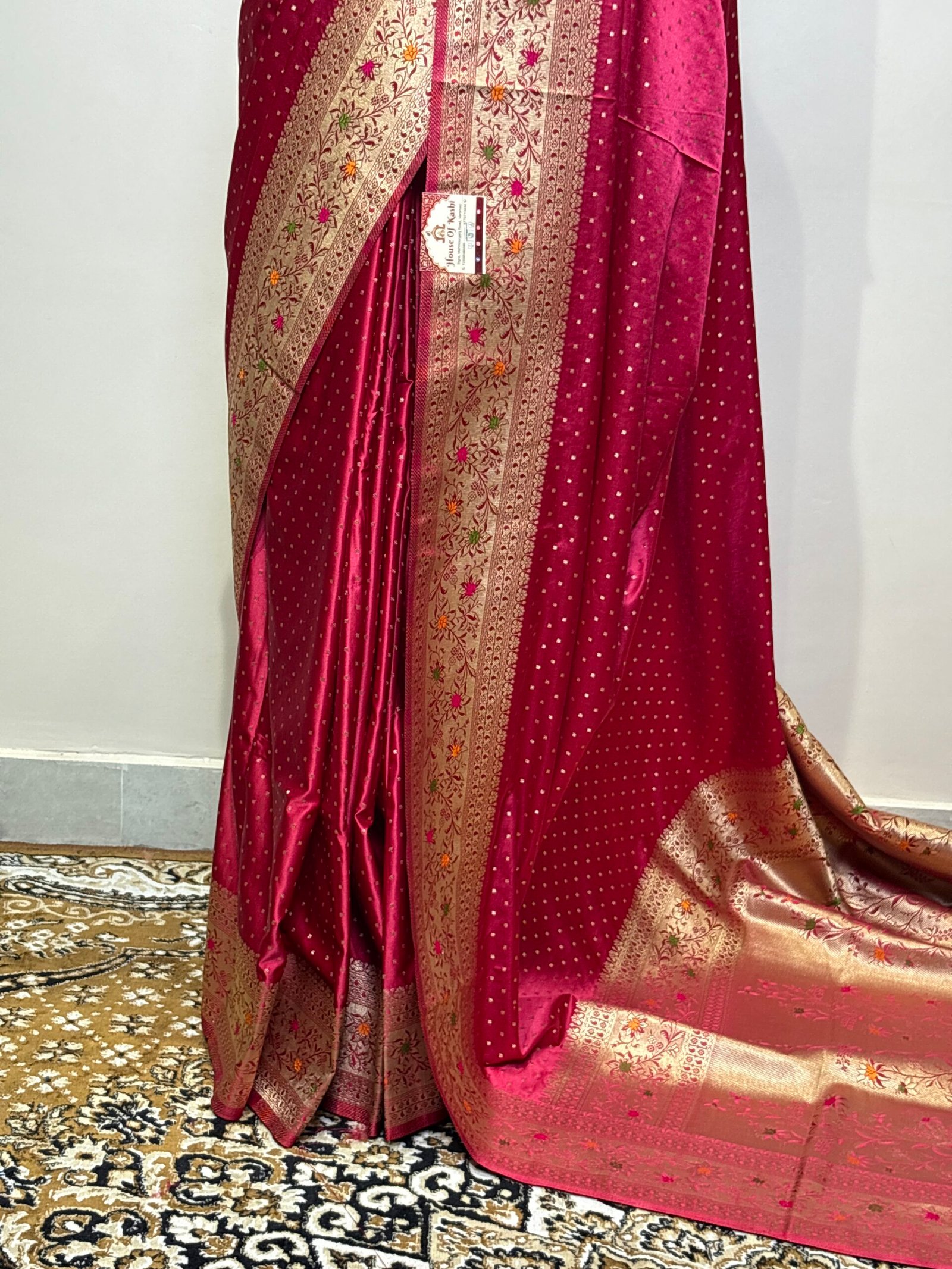 Magenta Mushroo Satin Saree with Golden Zari & Meenakari Floral Woven Border - Image 5