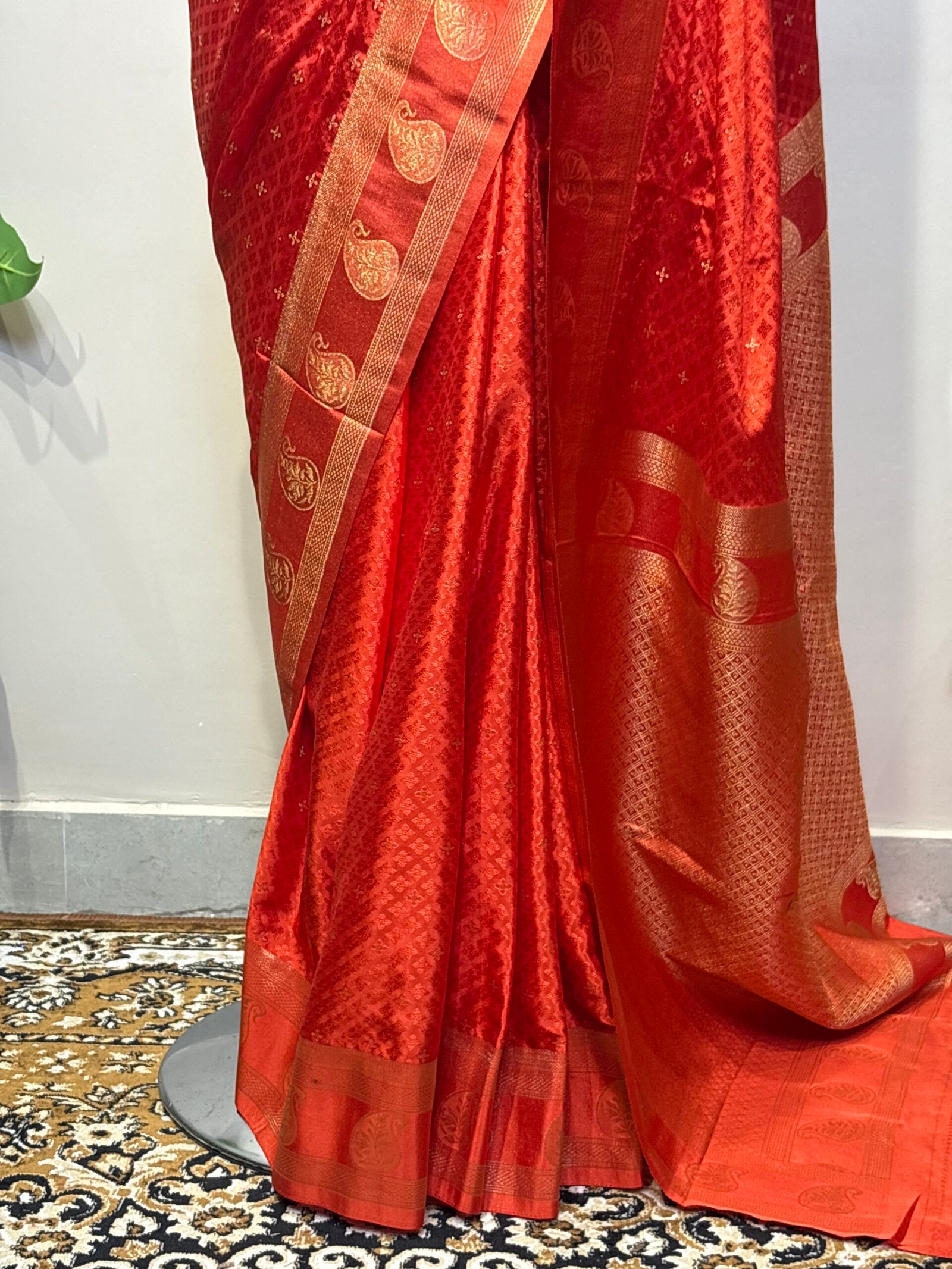 Red Banarasi Saree with Golden Zari Paisley Border - Image 4