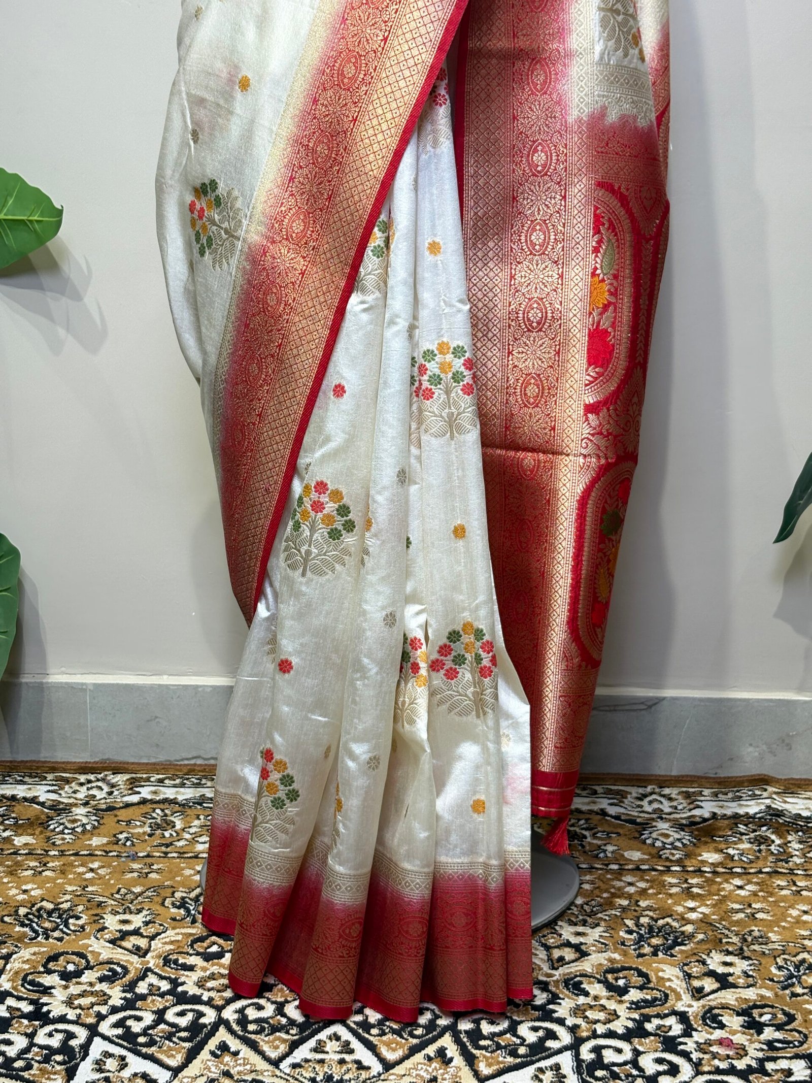 Ivory Banarasi Saree with Red Border - Image 4
