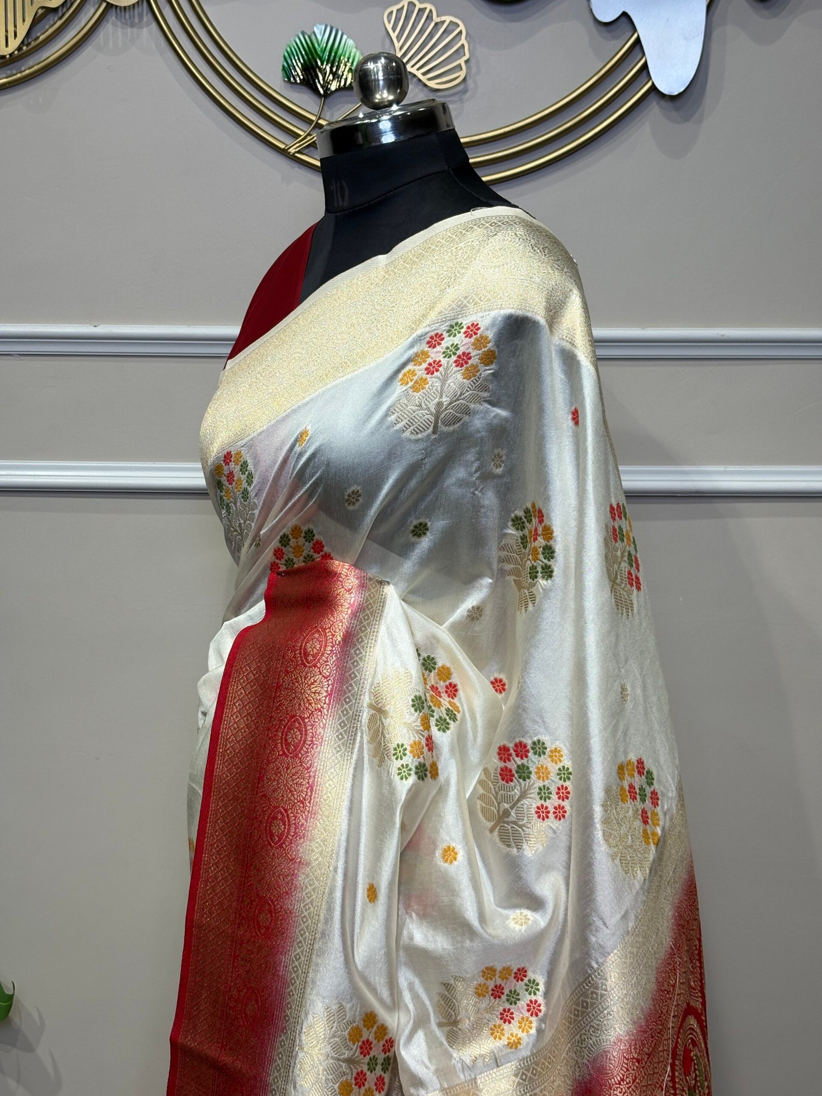 Ivory Banarasi Saree with Red Border - Image 5